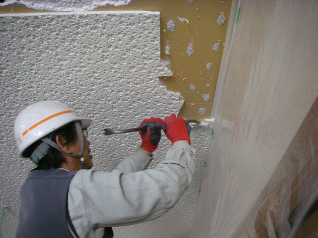 商業ビル 壁面再利用時天井取合い部分解体作業